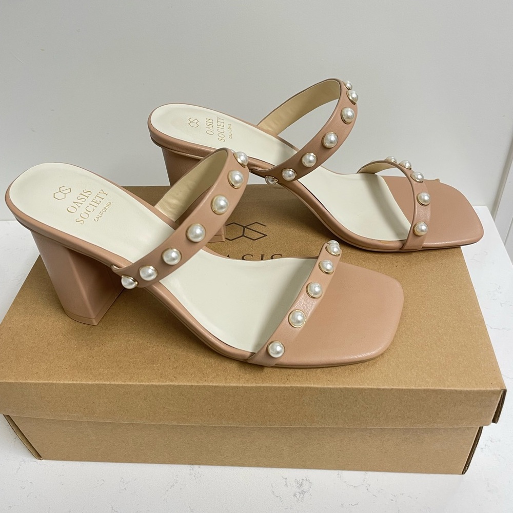⭐️FLASH SALE⭐️NEW! Stunning Hude Heels with pearl accents!